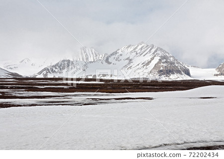 Snowy mountains in Ny Alesund, Svalbard islands Snowy mountains in Ny Alesund, Svalbard islands 72202434