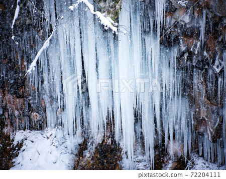 Huge icicles 72204111