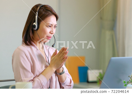 一位女士在網上會議上對不起表示歉意 72204614