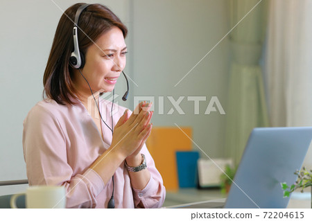 在線會面_一個悲傷的表情道歉的女人 72204615