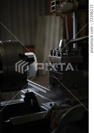 Cutting resin with a lathe Cutting resin with a lathe 72206215