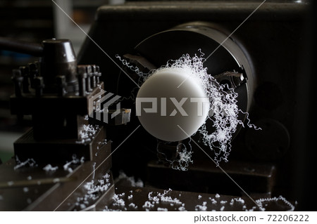 Cutting resin with a lathe 72206222