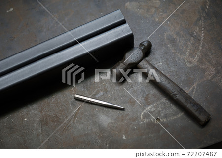 Hammer and punch 72207487