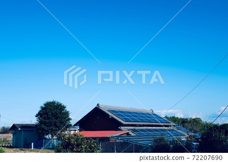 A roof full of solar panels 72207690