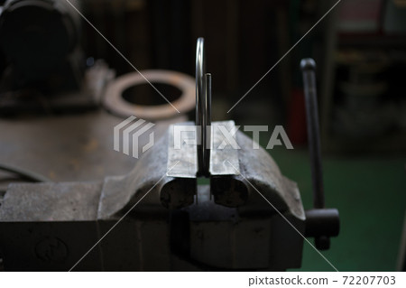 Grab parts with a vise 72207703