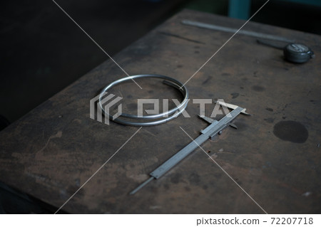 Measure parts with calipers Measure parts with calipers 72207718