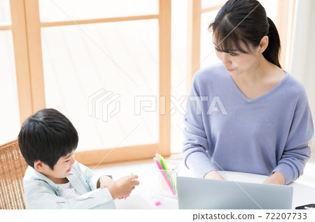 A boy who draws and plays with his mother who teleworks 72207733