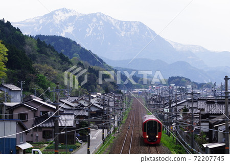 Echigo Tokimeki Railway Resort Yuzuki Hana running behind Mt. Kurohime Echigo Tokimeki Railway Resort Yuzuki Hana running behind Mt. Kurohime 72207745