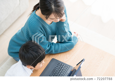 男孩和母親參加在線課程 72207788