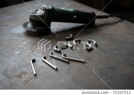 Cut the shaft with a grinder Cut the shaft with a grinder 72207812