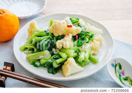 Stir-fried green vegetables Nozawana and cauliflower 72208666