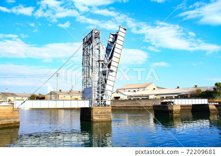 四日市市仍活躍的活動式鐵路橋樑(末廣橋)的風景 四日市市仍活躍的活動式鐵路橋樑(末廣橋)的風景 72209681