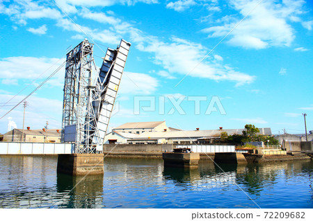 四日市市仍活躍的活動式鐵路橋樑（末廣橋）的風景 72209682