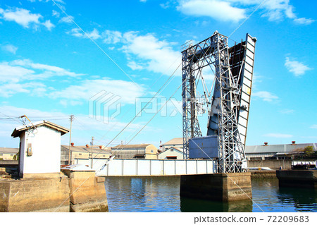 Scenery of Yokkaichi City, still active movable railway bridge (Suehiro Bridge) 72209683
