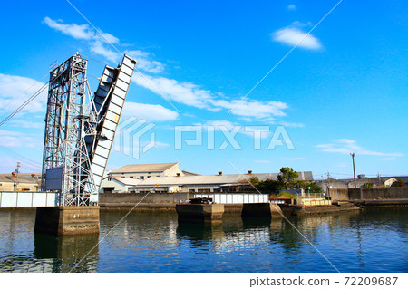 Scenery of Yokkaichi City, still active movable railway bridge (Suehiro Bridge) 72209687