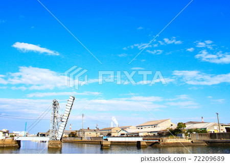 Scenery of Yokkaichi City, still active movable railway bridge (Suehiro Bridge) 72209689