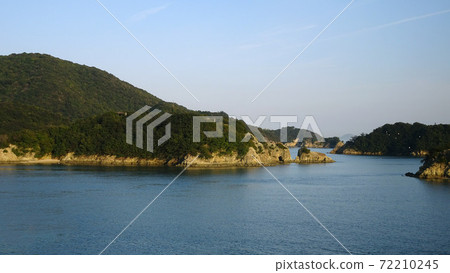 Blue sea and green island where a flock of waterfowl flies [Setonaikai National Park] / Tomonoura (Fukuyama City, Hiroshima Prefecture) 72210245