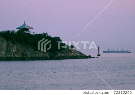Benten Island at dawn and a haze ship [Setonaikai National Park] / Tomonoura (Hiroshima City, Hiroshima Prefecture) 72210246