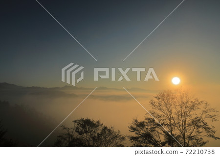 Sea of clouds and Asahi in Takachiho Kunimigaoka Sea of clouds and Asahi in Takachiho Kunimigaoka 72210738