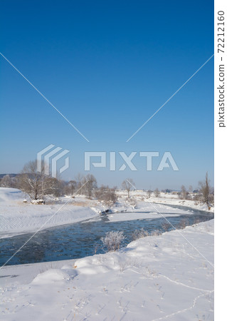 河和藍藍的天空，在一個寒冷的冬天的早晨 72212160