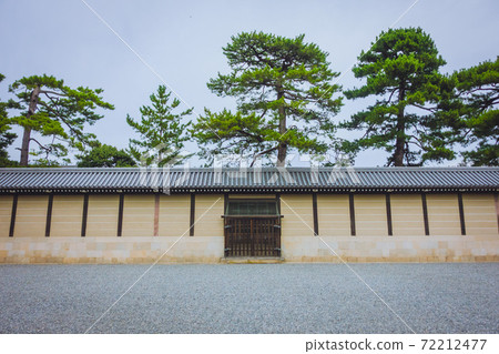 It is Michikimon and Tsukiji wall of Kyoto Imperial Palace. It is Michikimon and Tsukiji wall of Kyoto Imperial Palace. 72212477