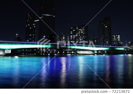 Illumination of the Sumida River Bridge that creates a lively waterside "Tsukuda Bridge" 72213672
