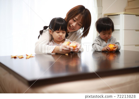 父母和孩子一起去皮橘子 72213828