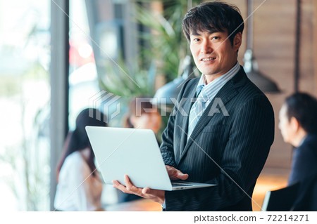 A businessman in the office 72214271