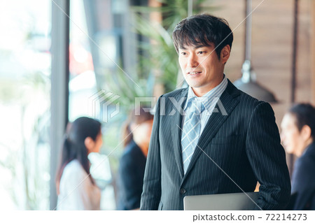 A businessman in the office 72214273