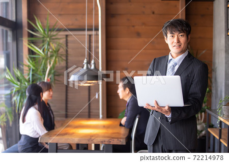Businessman using a laptop 72214978