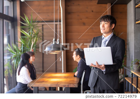 Businessman using a laptop 72214979