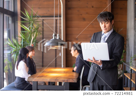 Businessman using a laptop 72214981