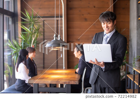 Businessman using a laptop 72214982