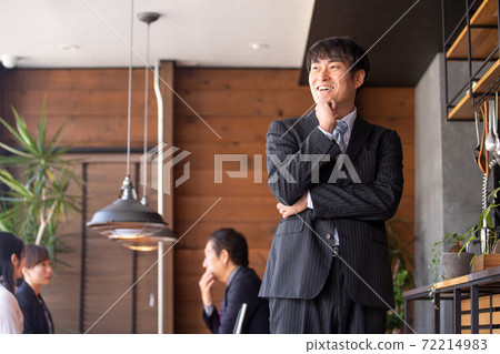 A businessman in the office 72214983