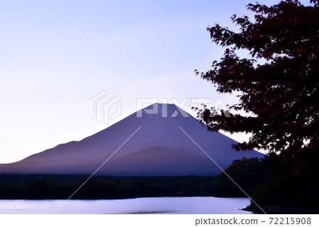 從Shoin湖黎明的富士山 從Shoin湖黎明的富士山 72215908