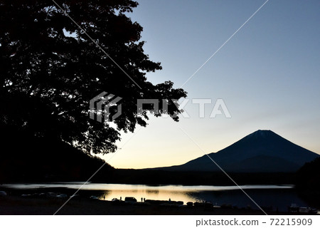從Shoin湖黎明的富士山 從Shoin湖黎明的富士山 72215909