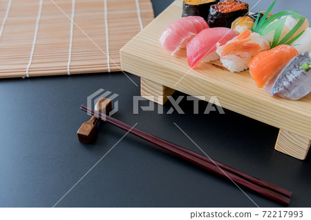 壽司壽司c日本形象黑色背景素材 壽司壽司c日本形象黑色背景素材 72217993