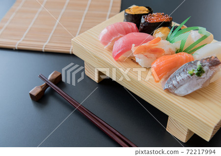 壽司壽司c日本形象黑色背景素材 壽司壽司c日本形象黑色背景素材 72217994