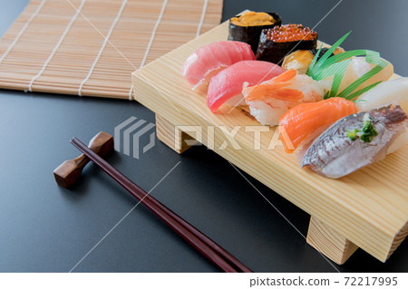 壽司壽司c日本形象黑色背景素材 壽司壽司c日本形象黑色背景素材 72217995