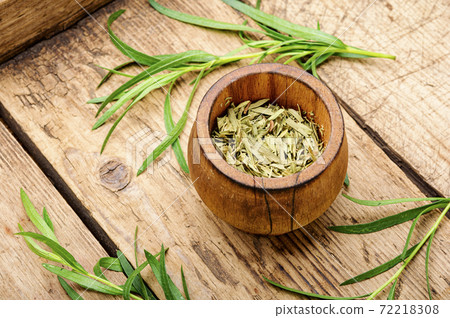 Fresh and dry tarragon herbs Fresh and dry tarragon herbs 72218308