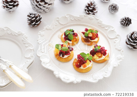 Canapes of dried fruits and cream cheese 72219338