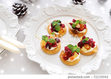 Canapes of dried fruits and cream cheese 72219342