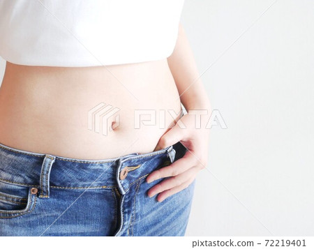 擔心腹部脂肪的女性 72219401