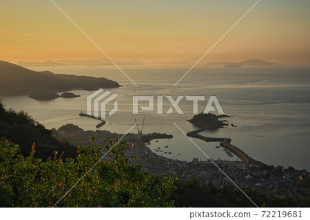 《Hiroshima Prefecture》 Dawn scenery seen from the Green Line 72219681