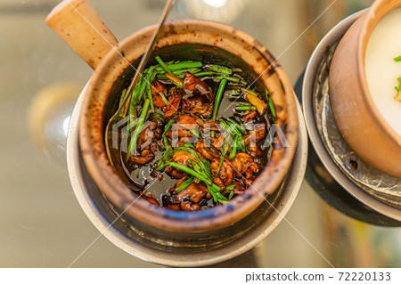 Singapore style braised frog and green onion porridge  72220133
