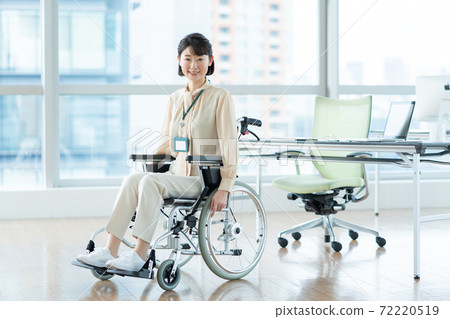一個女人坐在輪椅上在辦公室工作的肖像 一個女人坐在輪椅上在辦公室工作的肖像 72220519