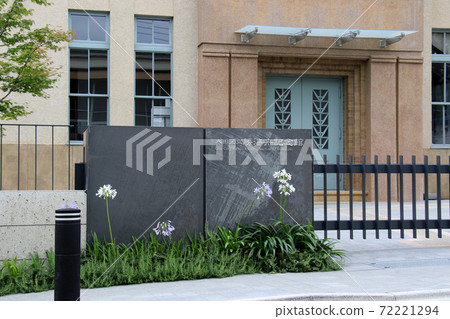 俏麗的花在大田區勝船紀念堂（前成名文庫）的大門旁，在東京都大田區南千住北的oku池公園旁綻放。 72221294