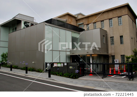View from the common gate side of the Ota Ward Katsumi Boat Memorial Hall (former Seimei Bunko) adjacent to Senzokuike Park in Minamisenzoku, Ota Ward, Tokyo 72221445