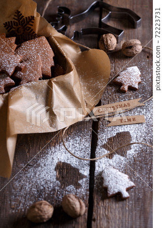 gift box with ginger cookies 72223731
