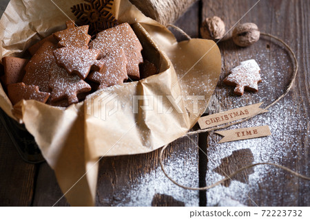 gift box with ginger cookies 72223732